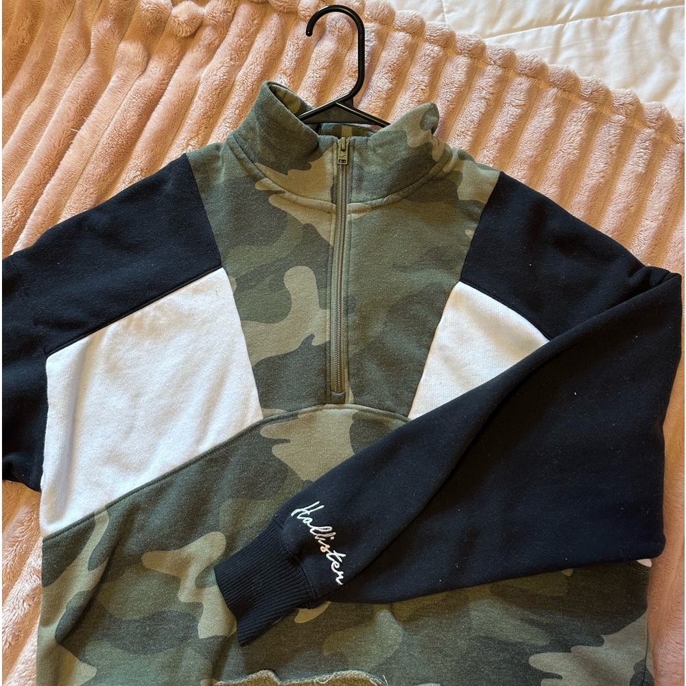 hollister cropped half zip size m